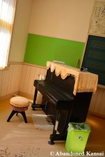 abandoned-school-piano